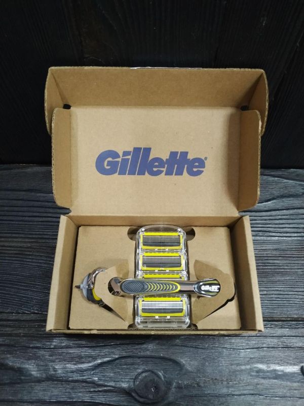 Gillette Fusion ProShield (станок для бритья + 4 кассеты ) НАБОР
