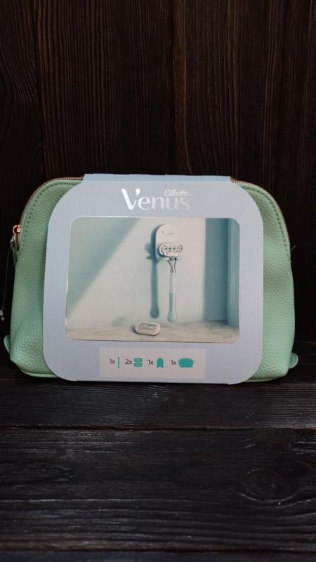 Женский набор ( станок Venus Extra Smooth Sensitive, 2 кассеты, держатель, косметичка )